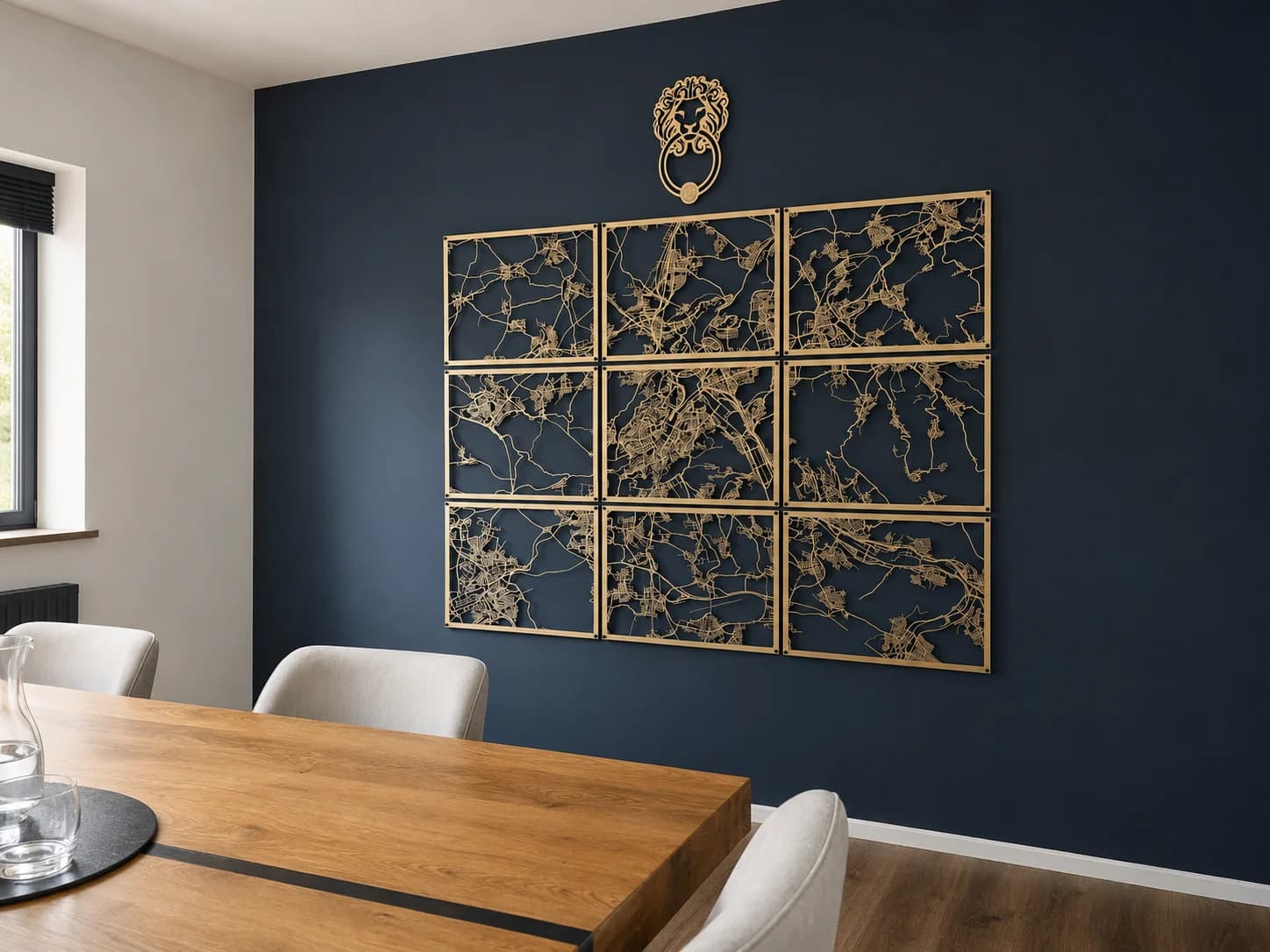 Großformatige Stadtkarte aus Holz in einem Besprechungsraum