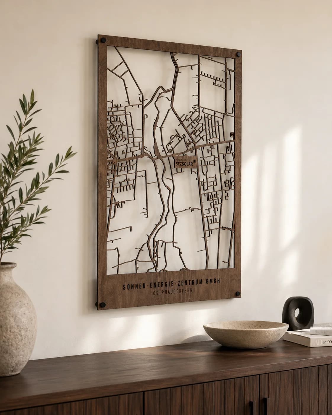 Personalisierte Stadtkarte aus Nussbaum über einem Sideboard