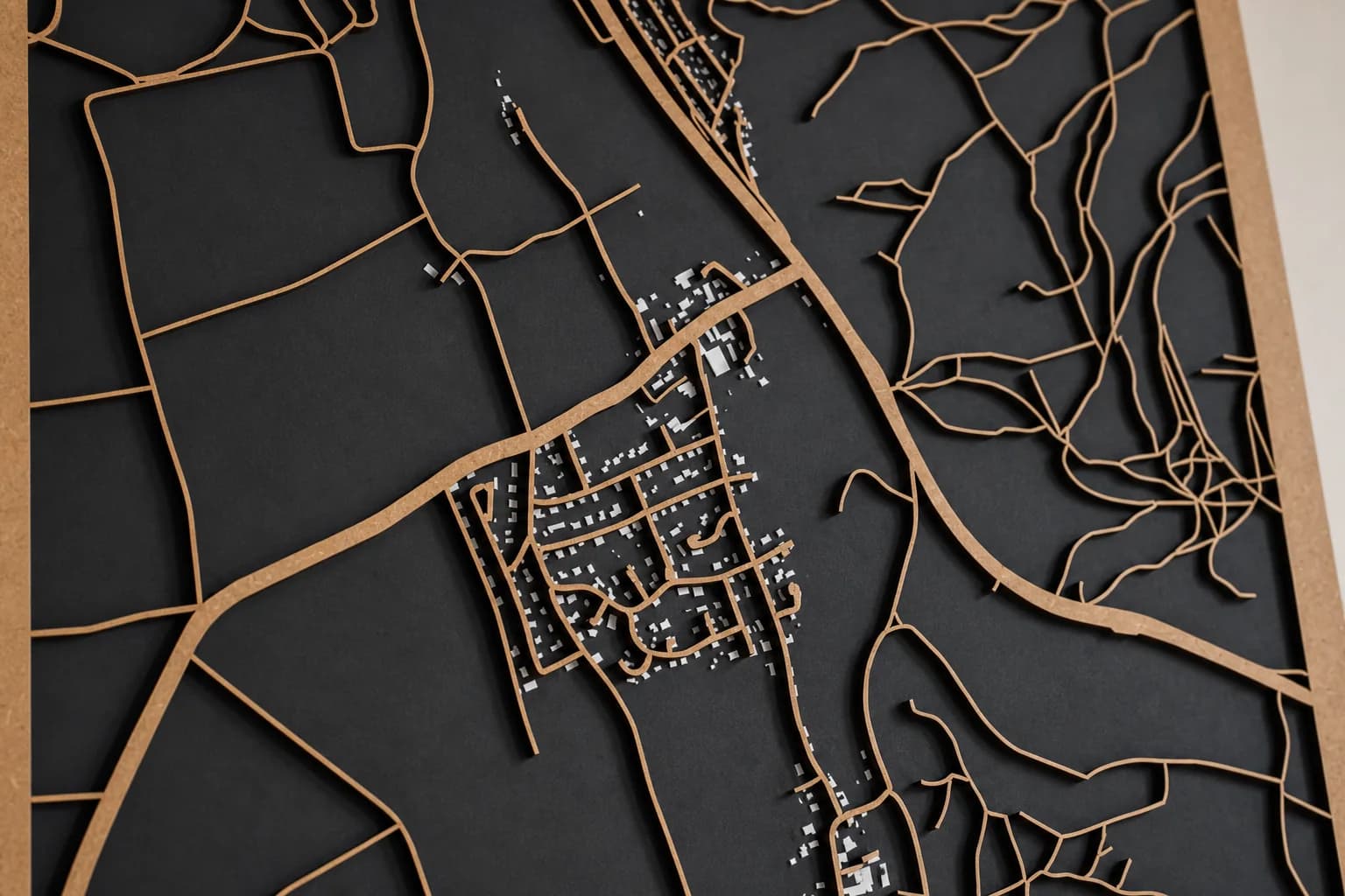 Detail des Stadtplans mit Straßen aus Naturholz auf schwarzem Grund