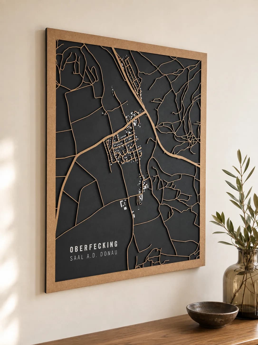 Stadtplan in Naturholz und Schwarz an einer hellen Wand