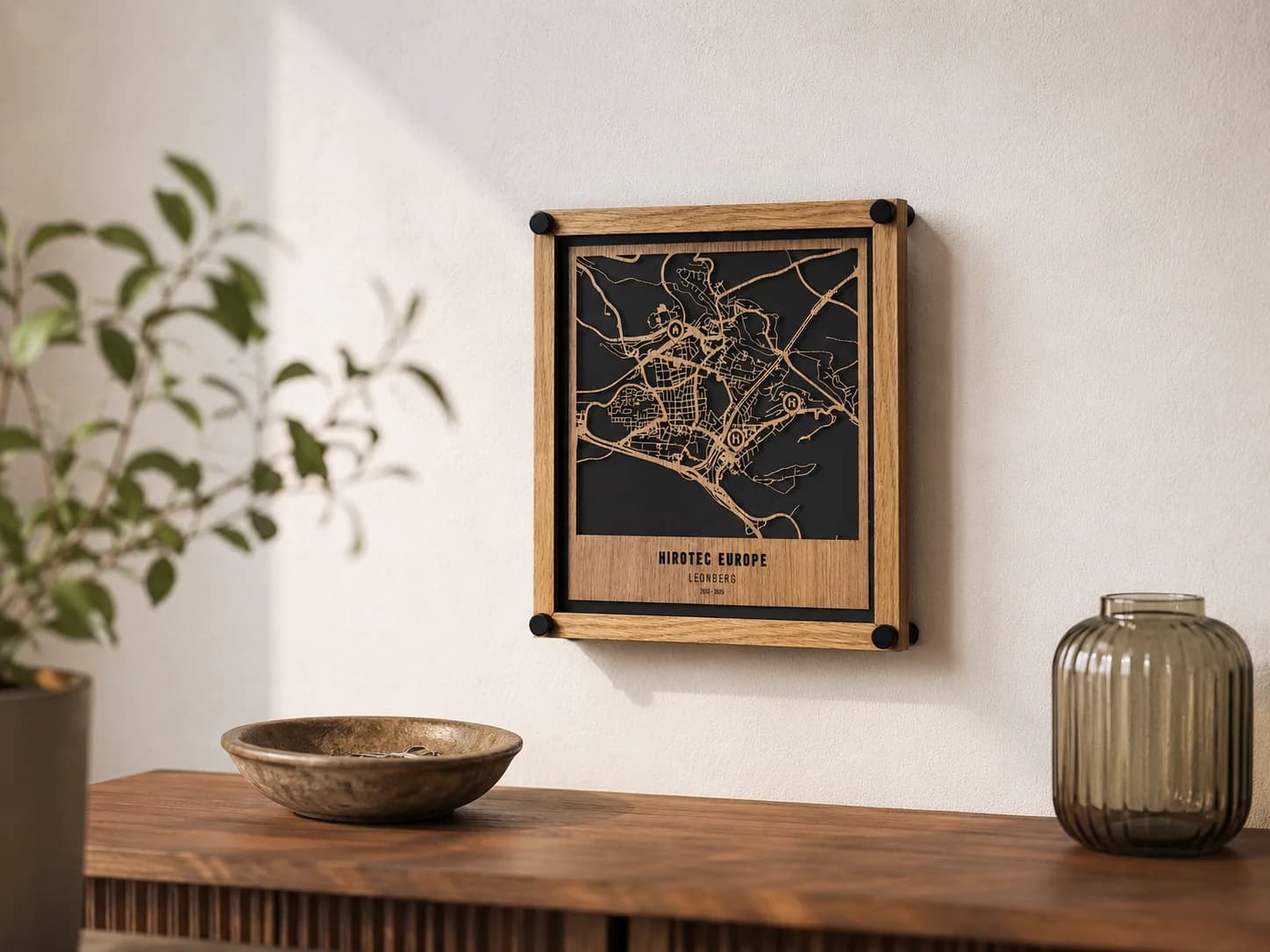 Gerahmter Stadtplan aus Eiche über einem Sideboard