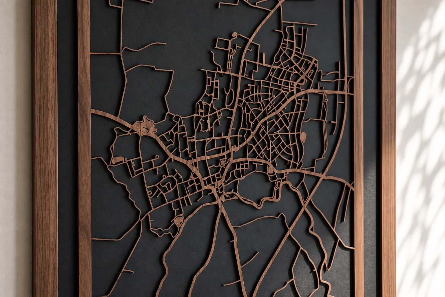 Detail des Acigné-Stadtplans mit Straßen aus Nussbaum