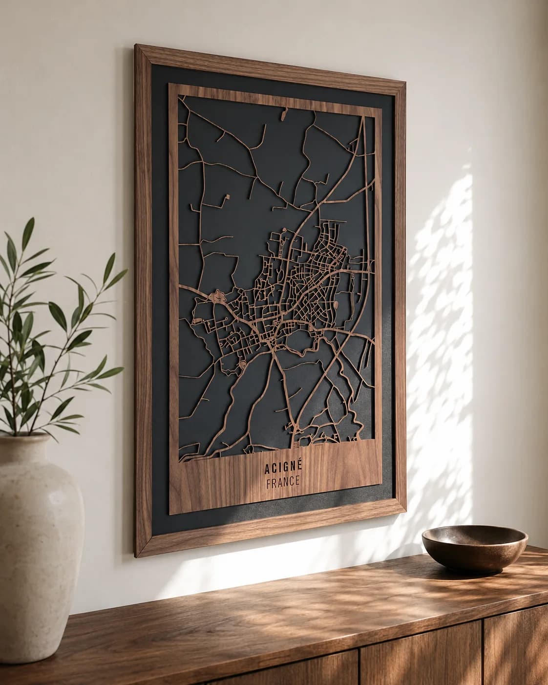 Gerahmter Stadtplan von Acigné aus Nussbaum über einem Sideboard