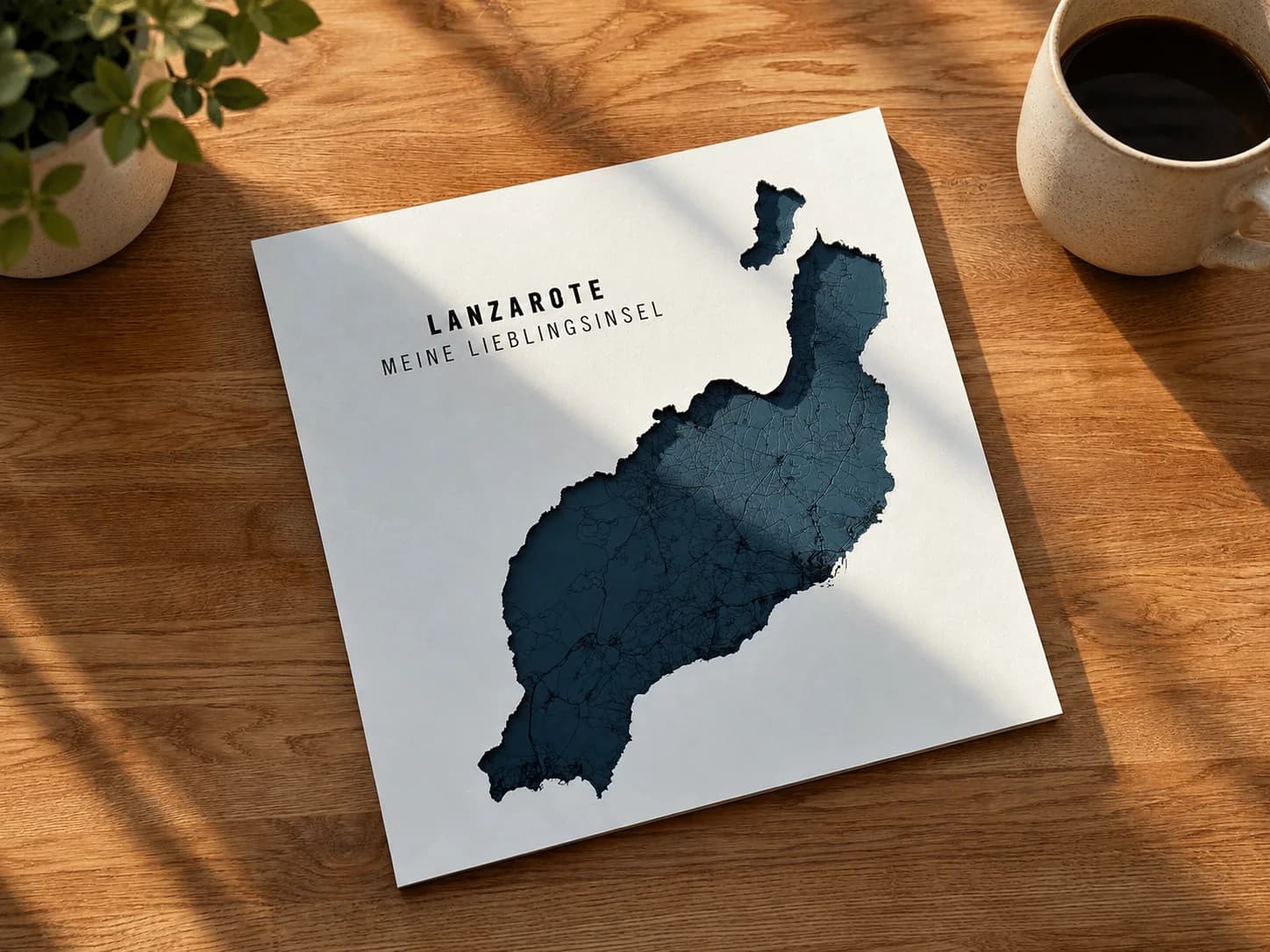 Mehrschichtige Inselkarte von Lanzarote auf einem Holztisch