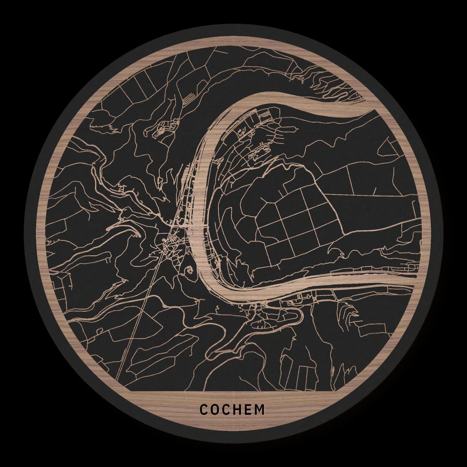 Cochem – Moselbogen, Burgberg und Wohnhänge, 35 × 35 cm. Runder Stadtplan aus Holz, gefertigt aus geöltem Nussbaumholz – zwei Schichten mit schwarzer Rückenplatte.
