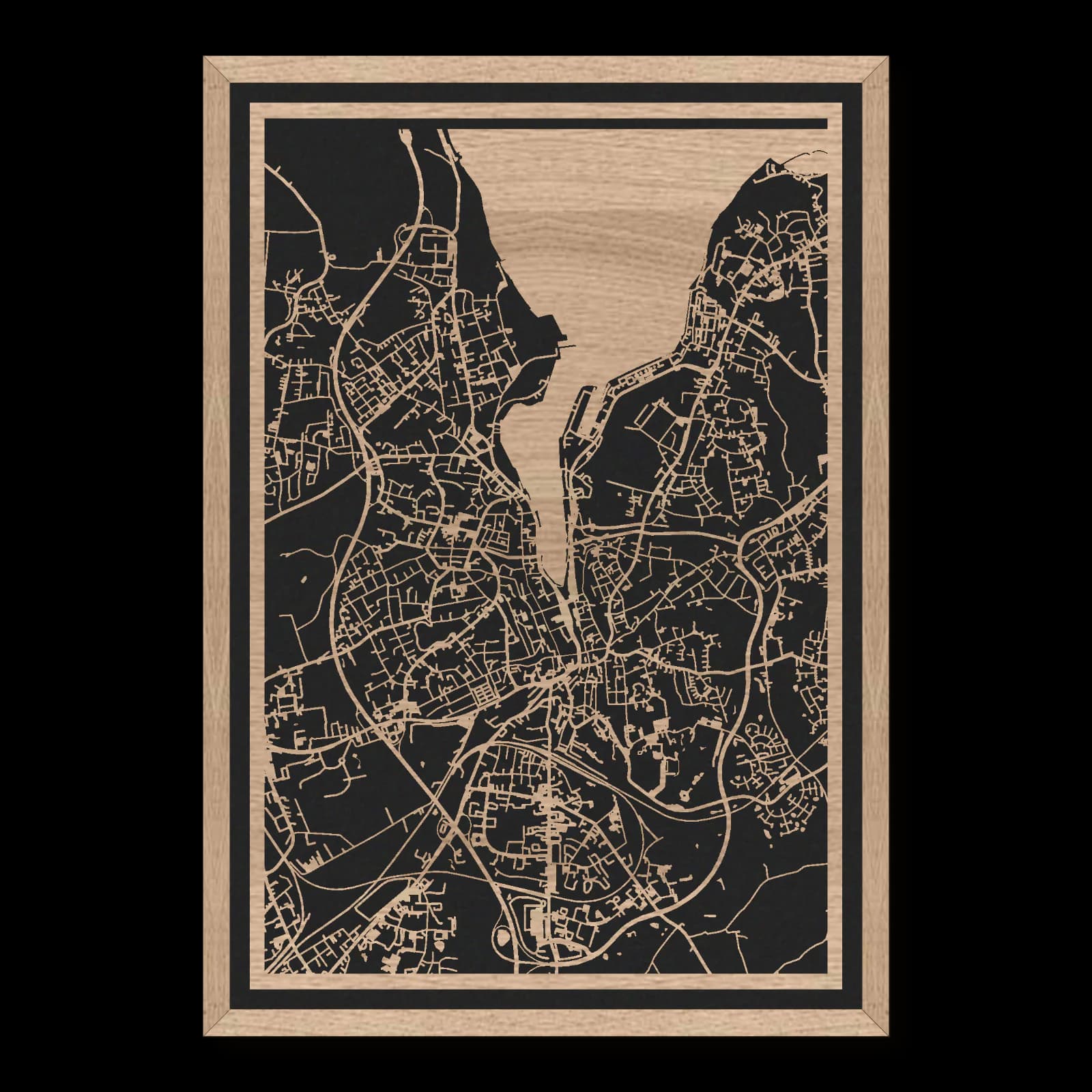 Flensburg – Fördestadt mit Hafenhängen und Nordquartieren, 35 × 50 cm. Rechteckiger Stadtplan aus Holz, gefertigt aus geöltem Eichenholz – zwei Schichten mit schwarzer Rückenplatte und Rahmen.