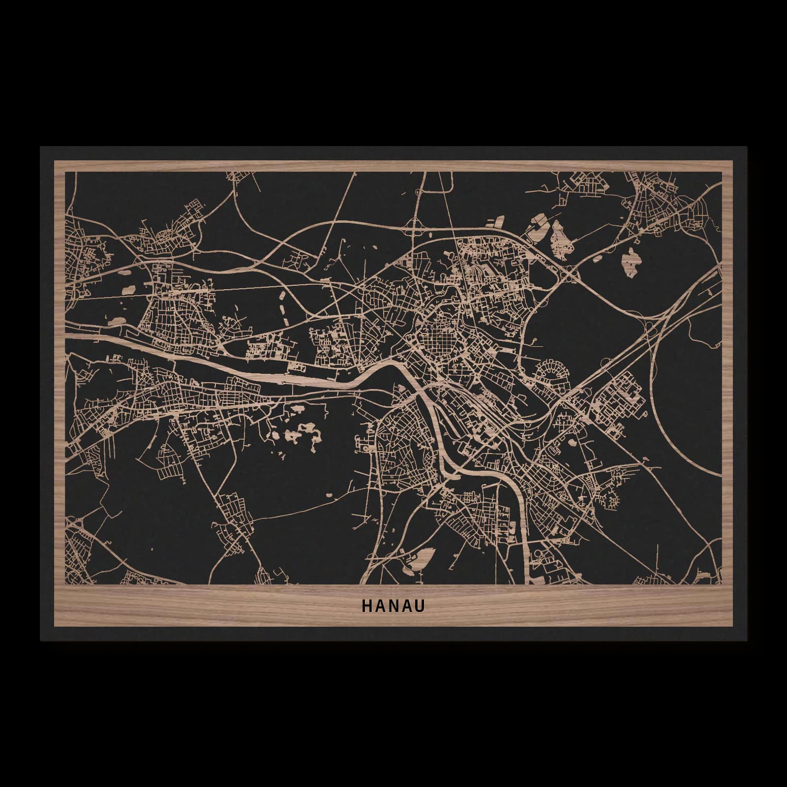 Hanau – Grimm-Stadt zwischen Schlössern und Wilhelmsbad, 50 × 35 cm. Rechteckiger Stadtplan aus Holz, gefertigt aus geöltem Nussbaumholz – zwei Schichten mit schwarzer Rückenplatte.