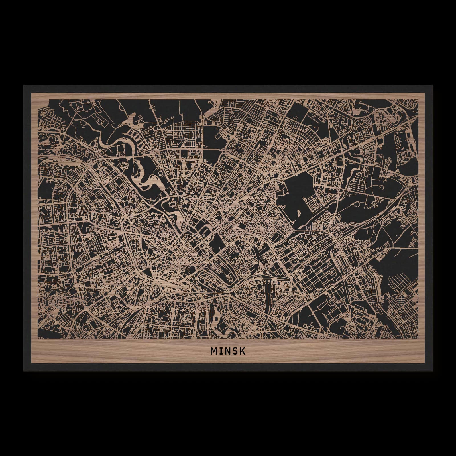 Minsk – Flussbogen und breite Stadtachsen, 50 × 35 cm. Rechteckiger Stadtplan aus Holz, gefertigt aus geöltem Nussbaumholz – zwei Schichten mit schwarzer Rückenplatte.