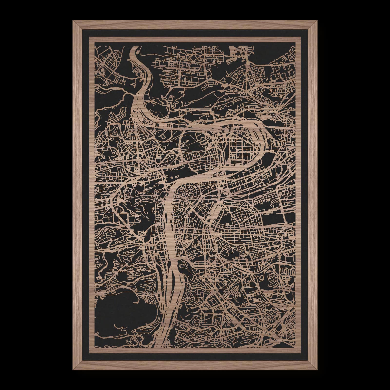 Prag – Burg, Moldau und Stadtviertel, 35 × 50 cm. Rechteckiger Stadtplan aus Holz, gefertigt aus geöltem Nussbaumholz – zwei Schichten mit schwarzer Rückenplatte und Rahmen.