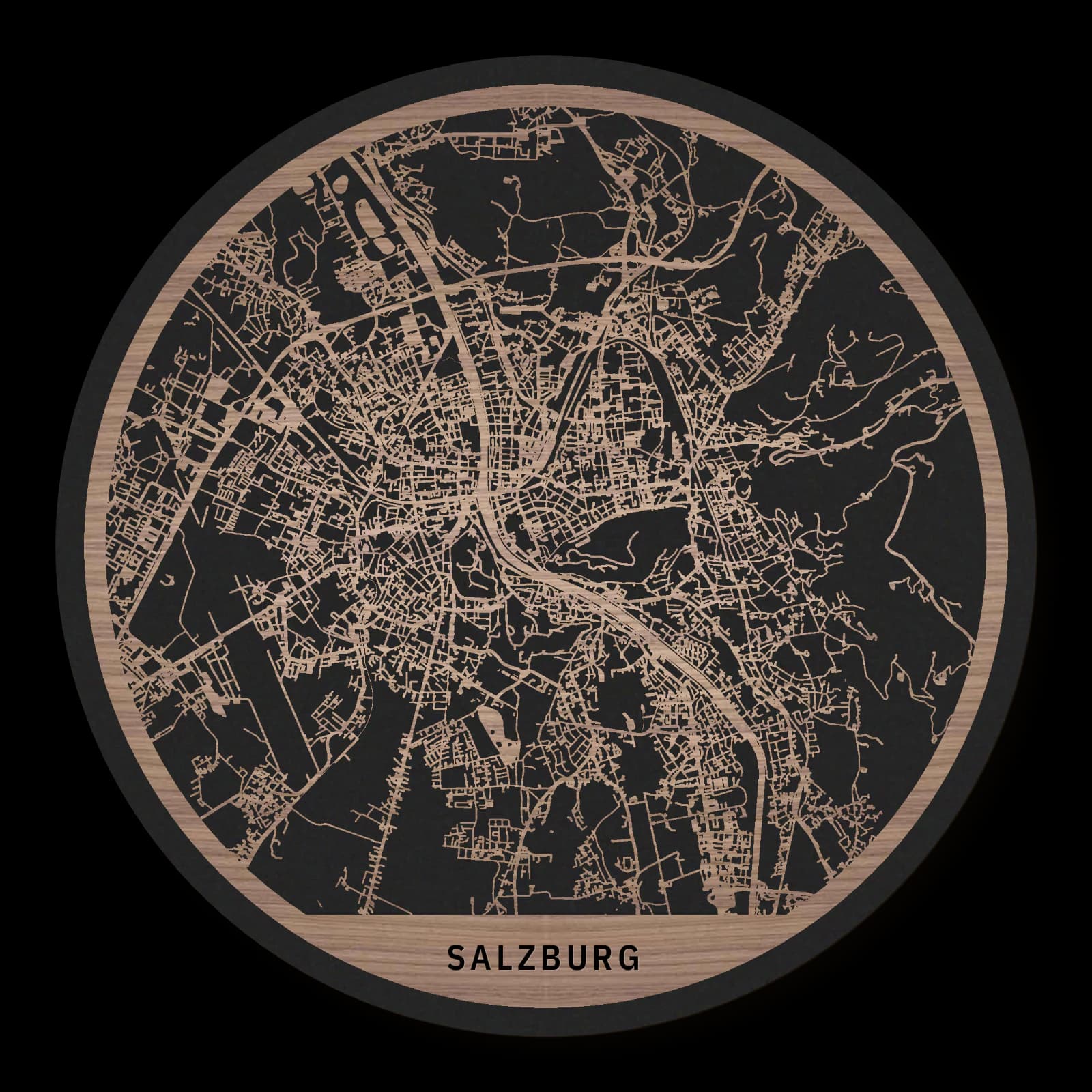 Salzburg – Festungsstadt und Flussquartiere, 35 × 35 cm. Runder Stadtplan aus Holz, gefertigt aus geöltem Nussbaumholz – zwei Schichten mit schwarzer Rückenplatte.