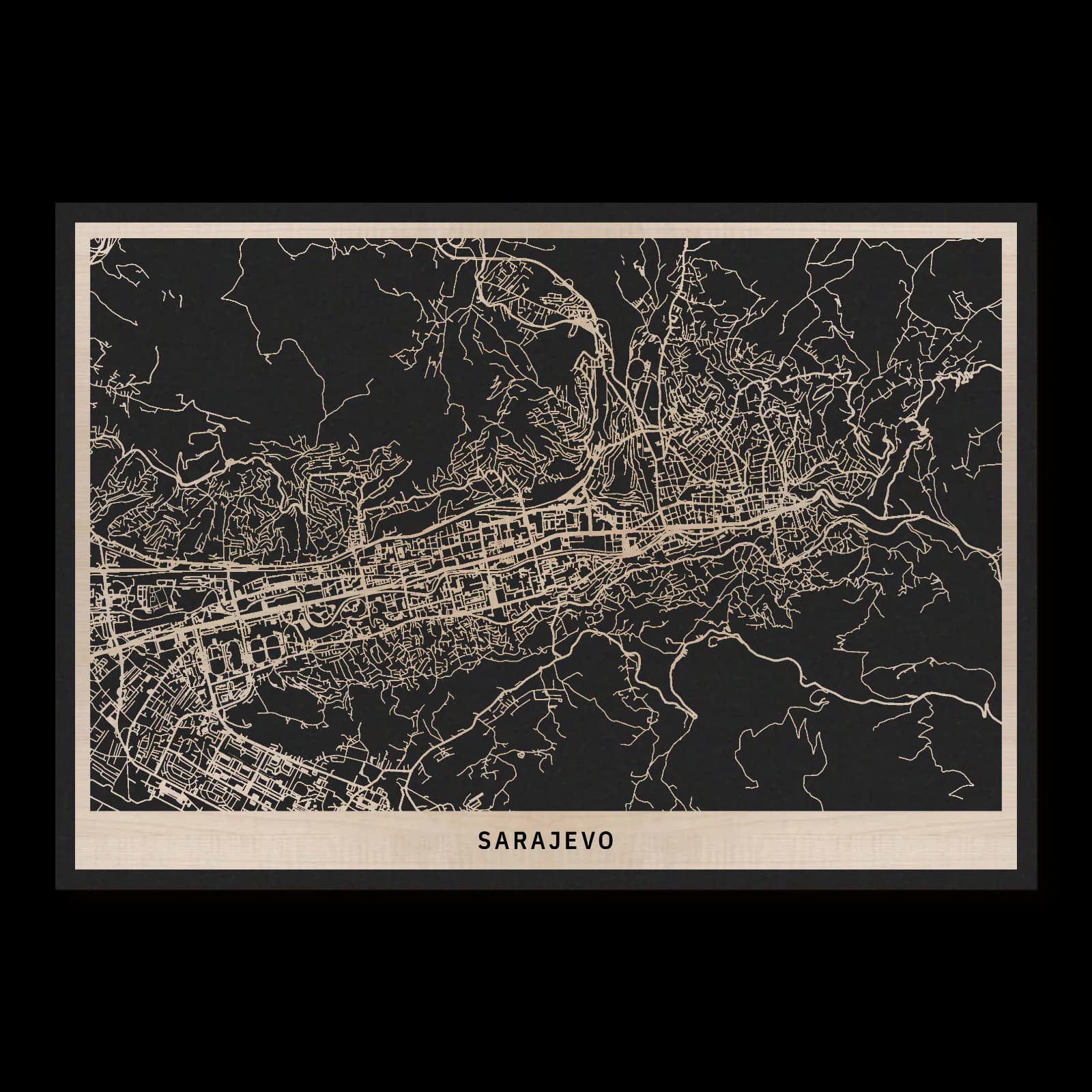 Sarajevo – Stadtüberblick, 50 × 35 cm. Rechteckiger Stadtplan aus Holz, gefertigt aus geöltem Ahornholz – zwei Schichten mit schwarzer Rückenplatte.
