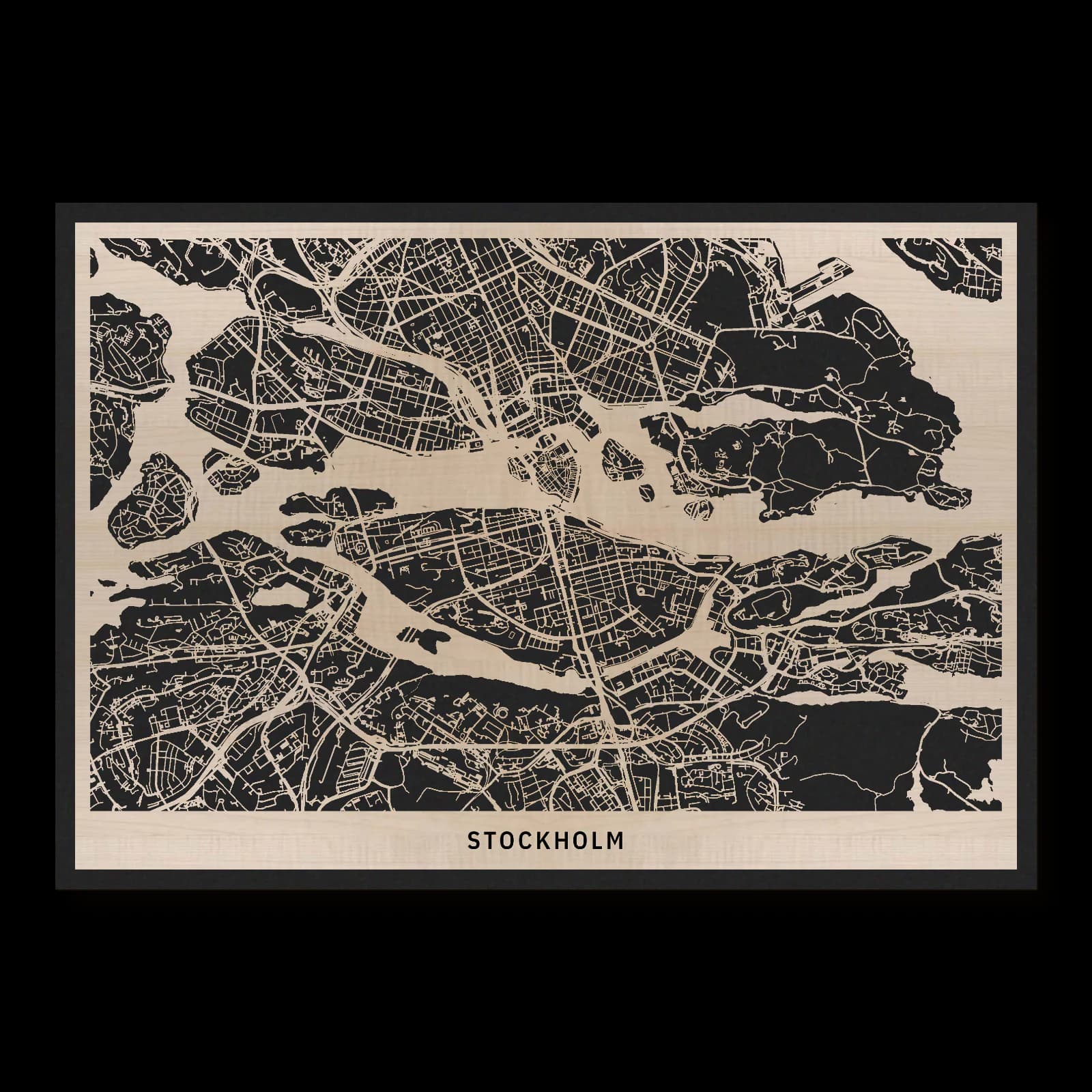 Stockholm – Inselstadt und Wasserwege, 50 × 35 cm. Rechteckiger Stadtplan aus Holz, gefertigt aus geöltem Ahornholz – zwei Schichten mit schwarzer Rückenplatte.