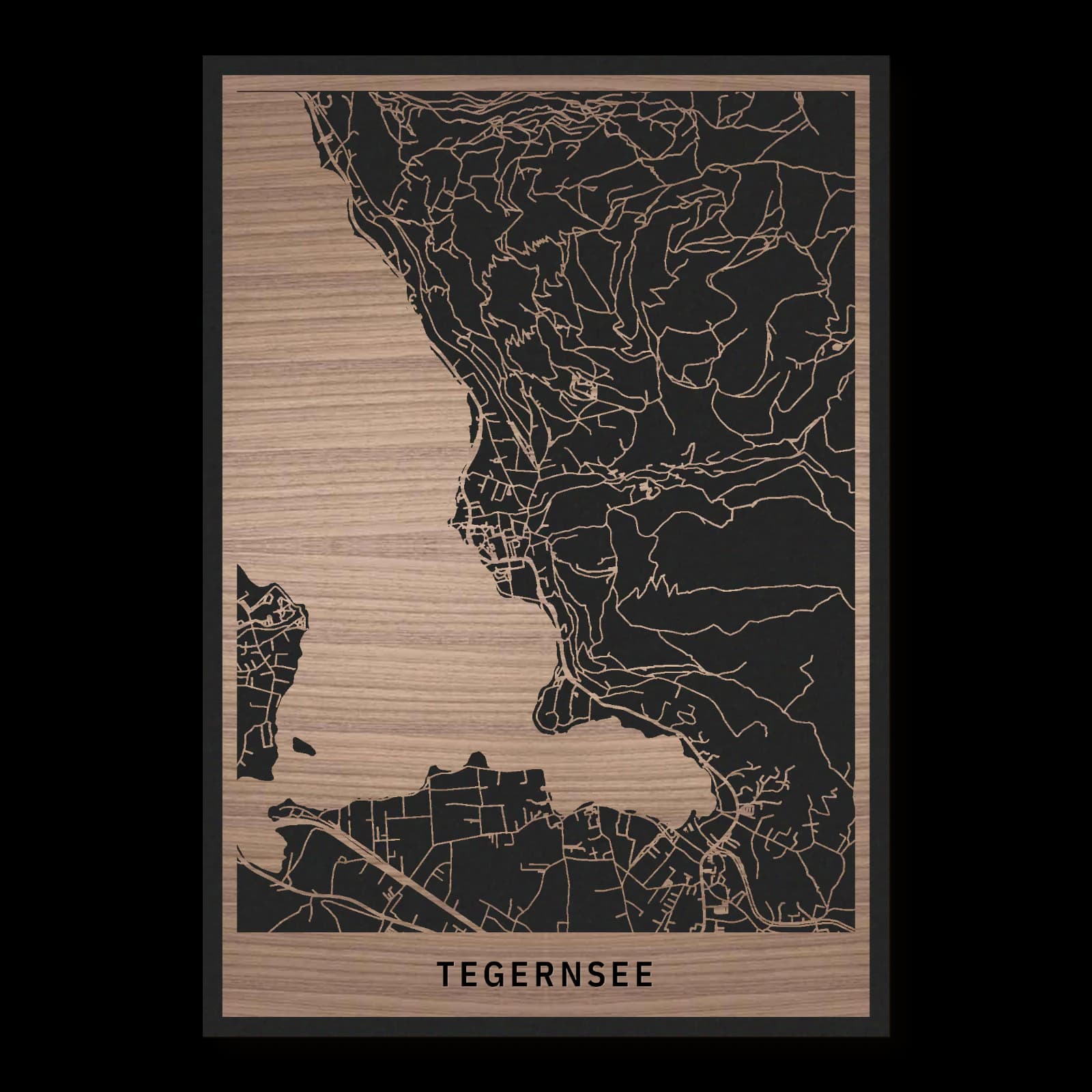 Tegernsee – Ostufer und Hanglagen, 35 × 50 cm. Rechteckiger Stadtplan aus Holz, gefertigt aus geöltem Nussbaumholz – zwei Schichten mit schwarzer Rückenplatte.