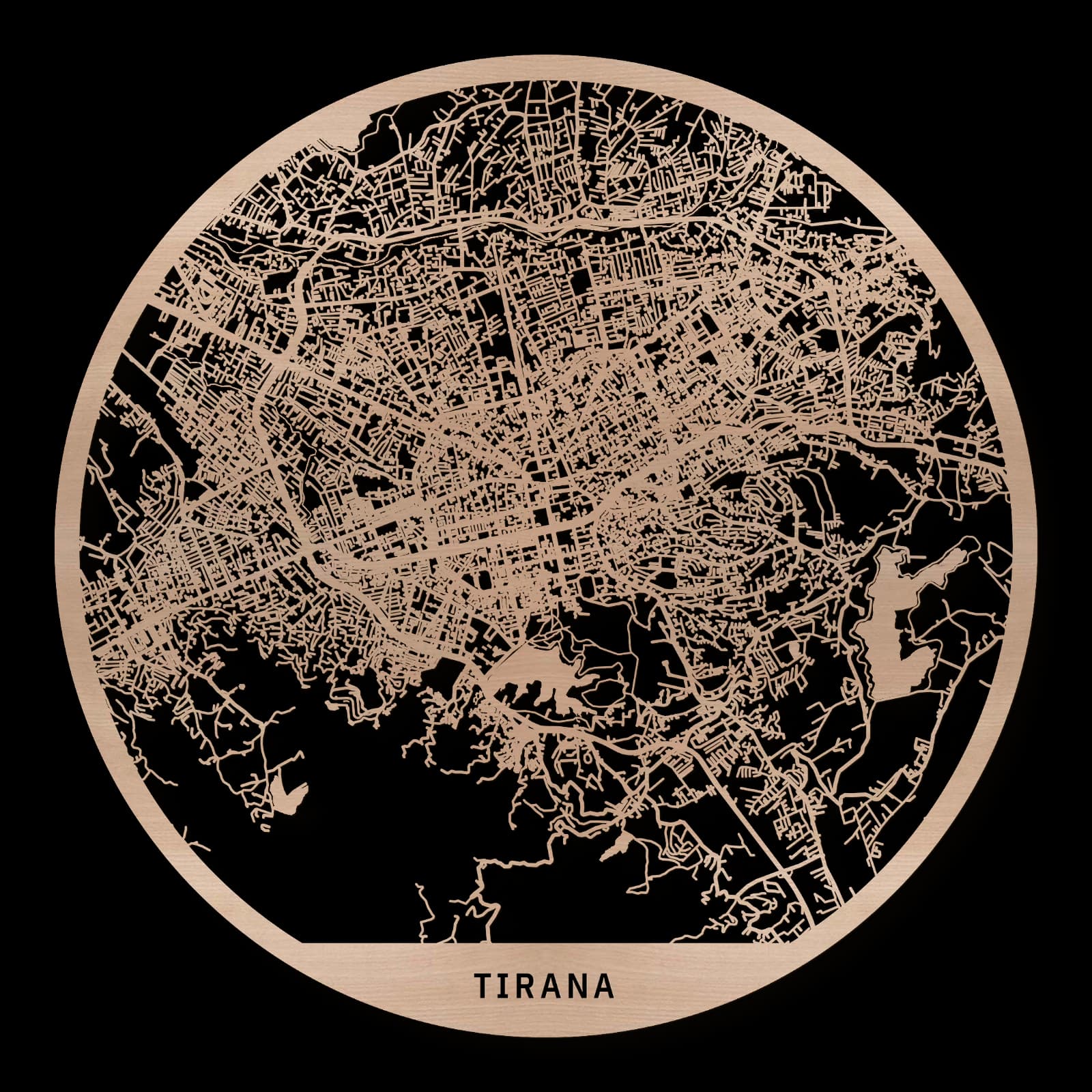 Tirana – Stadtüberblick, 35 × 35 cm. Runder Stadtplan aus Holz, gefertigt aus geöltem Buchenholz.