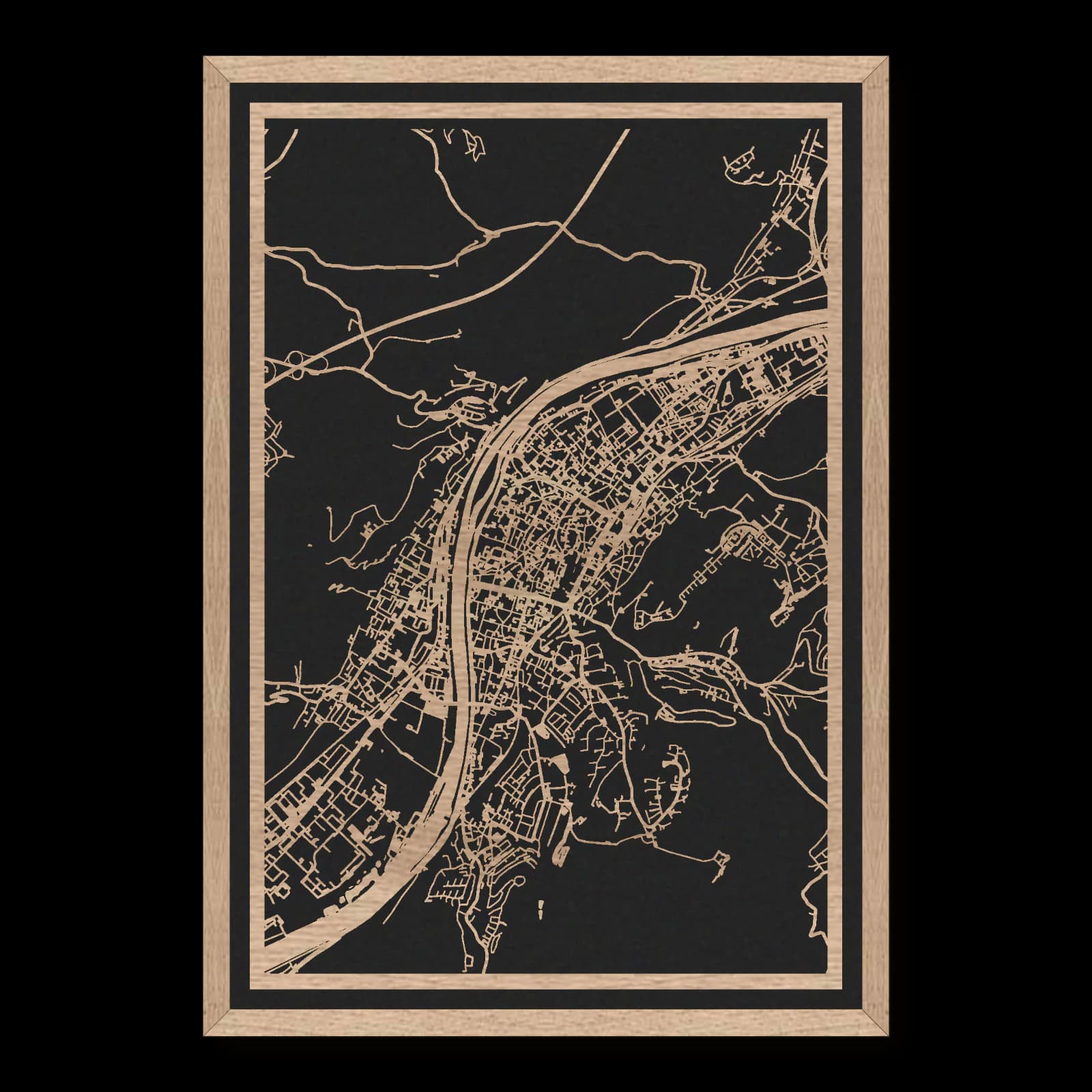 Trier, Stadtüberblick: hochformatiger Stadtplan aus geöltem Eichenholz, 35 × 50 cm