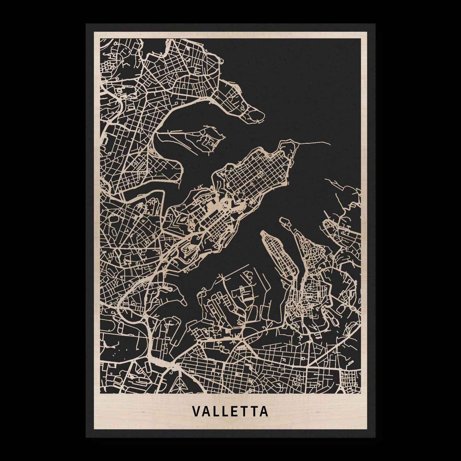 Valletta – Festungsstadt zwischen zwei Häfen, 35 × 50 cm. Rechteckiger Stadtplan aus Holz, gefertigt aus geöltem Ahornholz – zwei Schichten mit schwarzer Rückenplatte.