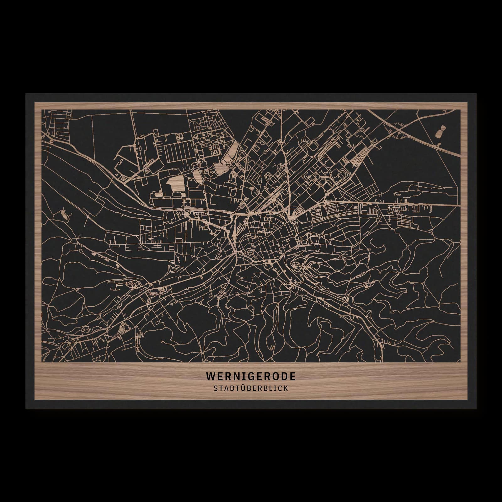 Wernigerode, Stadtüberblick: querformatiger Stadtplan aus geöltem Nussbaumholz, 35 × 50 cm
