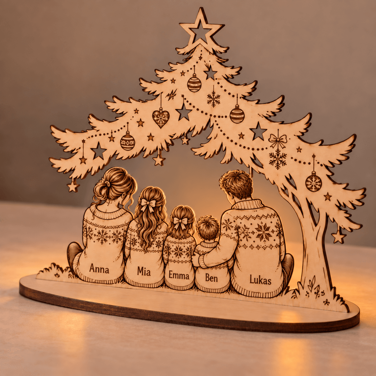 Beispiel eines Weihnachtsaufstellers mit fünf benannten Personen in Rückenansicht unter einem geschmückten Tannenbaum